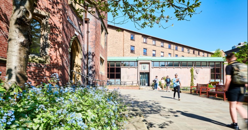 UK UNIVERSITY COST FOR INTERNATIONAL STUDENTS visual data 3